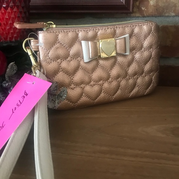 💋Betsey Johnson Rose Gold Heart Be Mine Wristlet - Picture 3 of 8